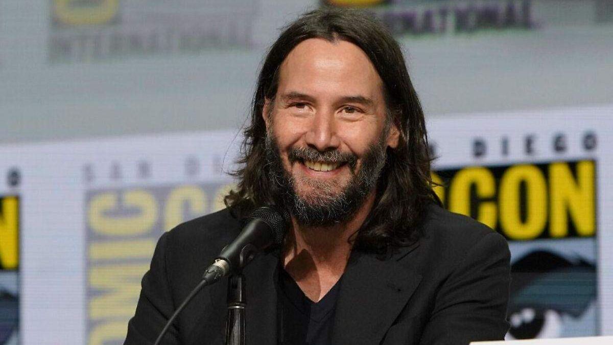 Keanu Reeves sorprende a todos en la Comic Con de San Diego; hasta se puso a cantar